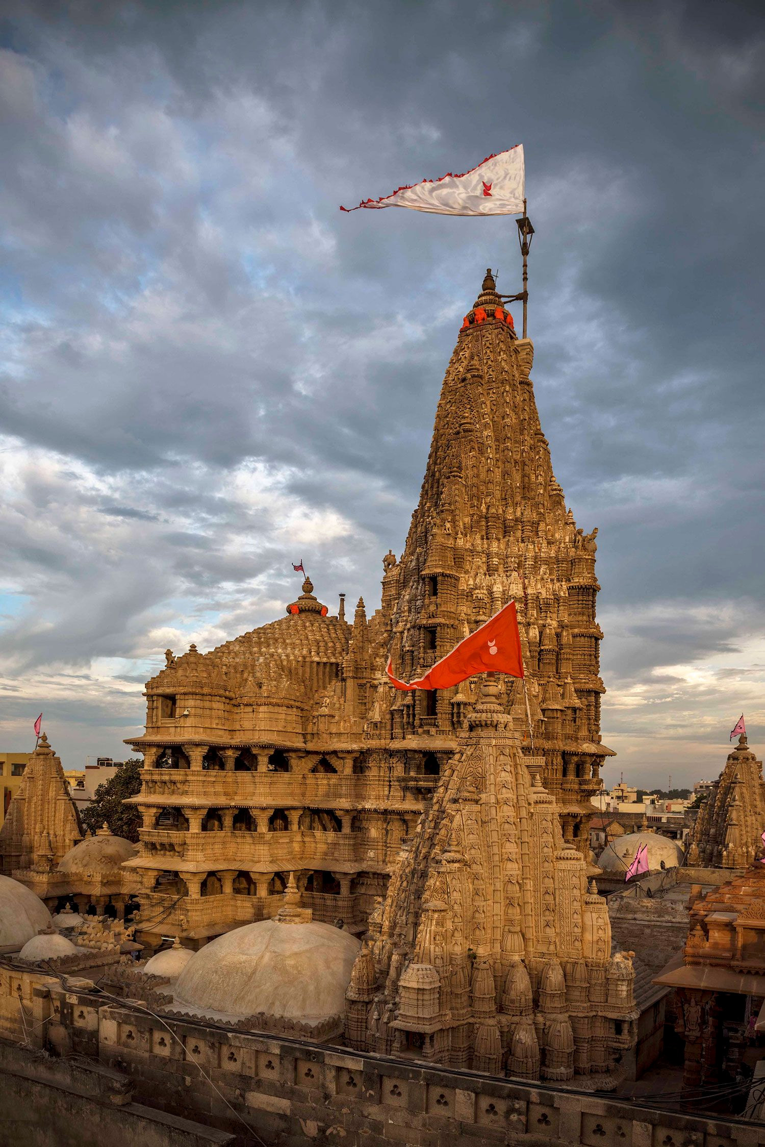 Explore the Majestic Dwarkadhish Temple Explore the Majestic Dwarkadhish Temple